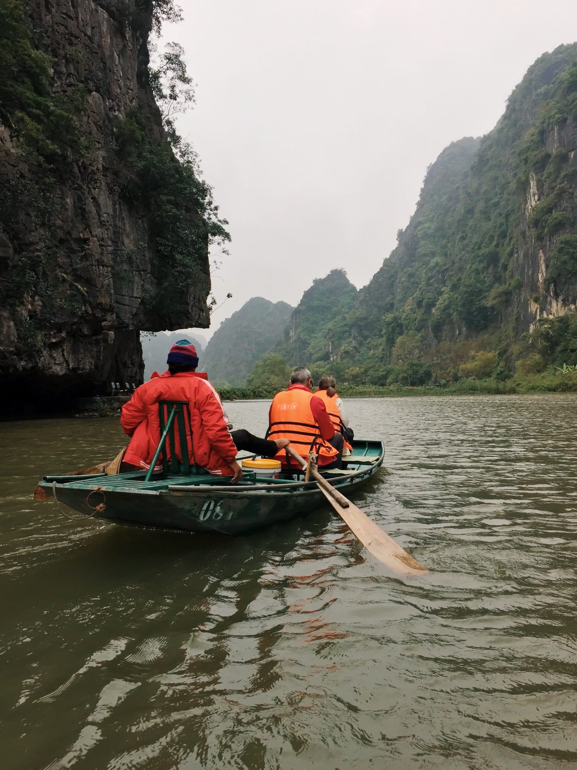 Tam-coc-boat-ride-mountains