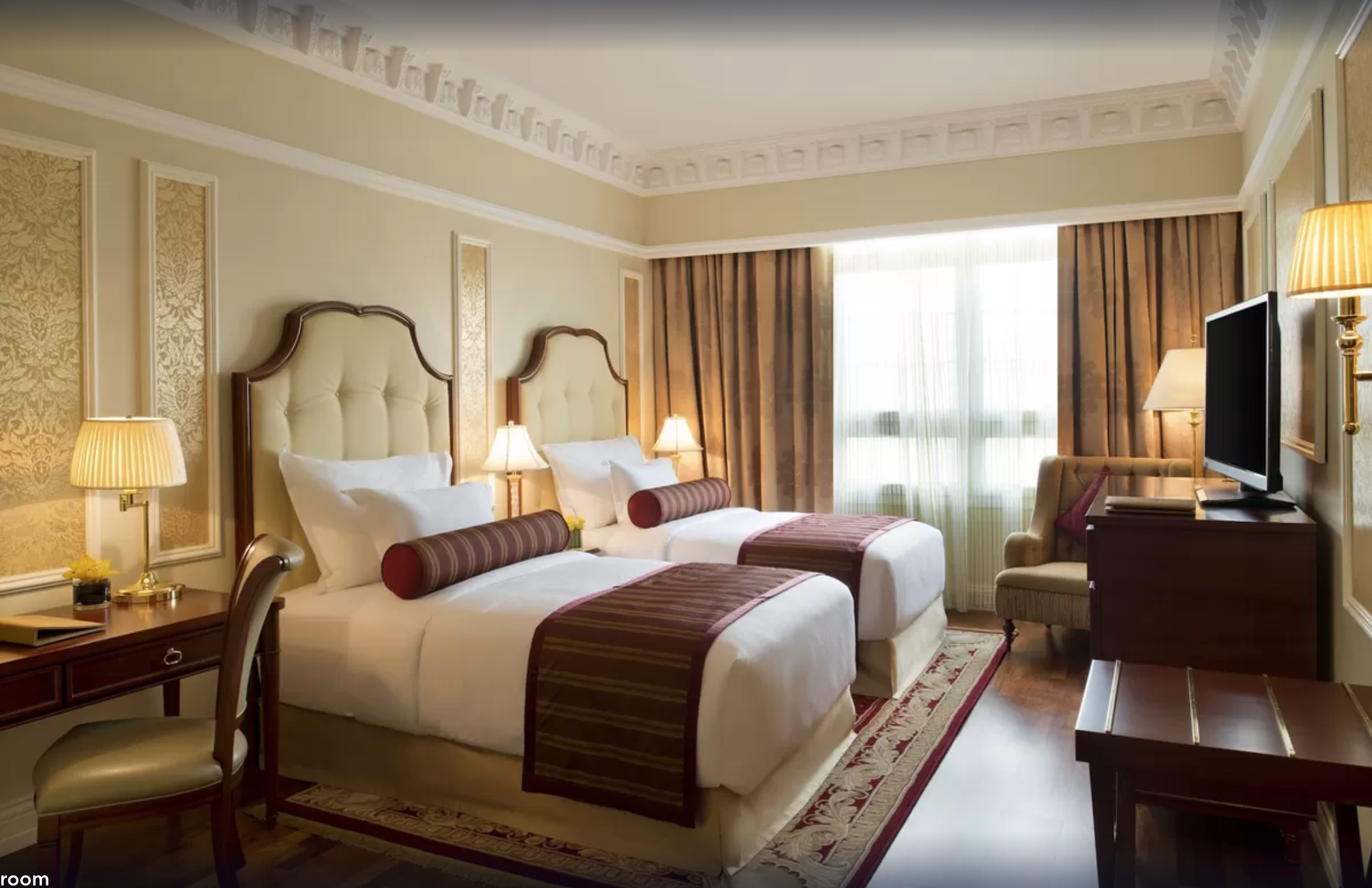 superior twin room with two single beds at the Warwick Hotel