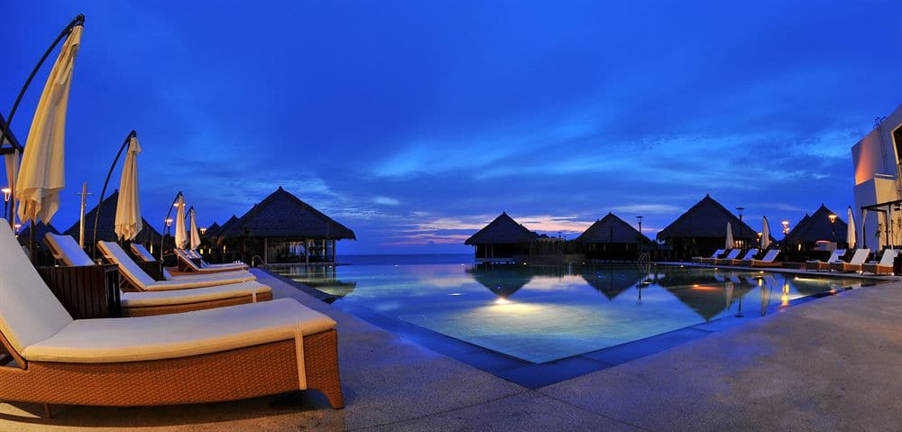 avani-infinity-pool