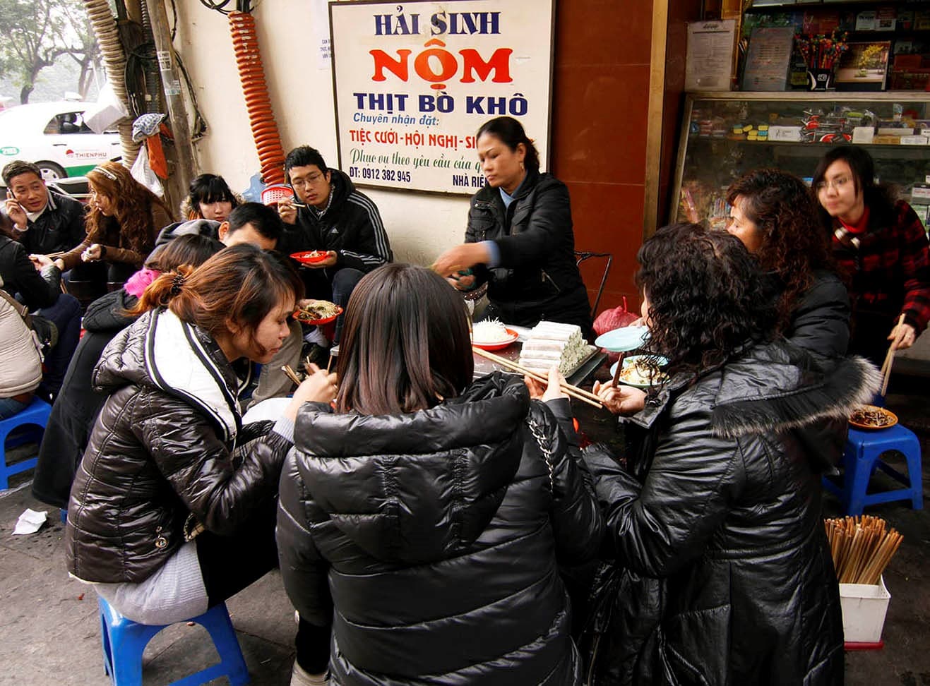 eating-street-food-hanoi