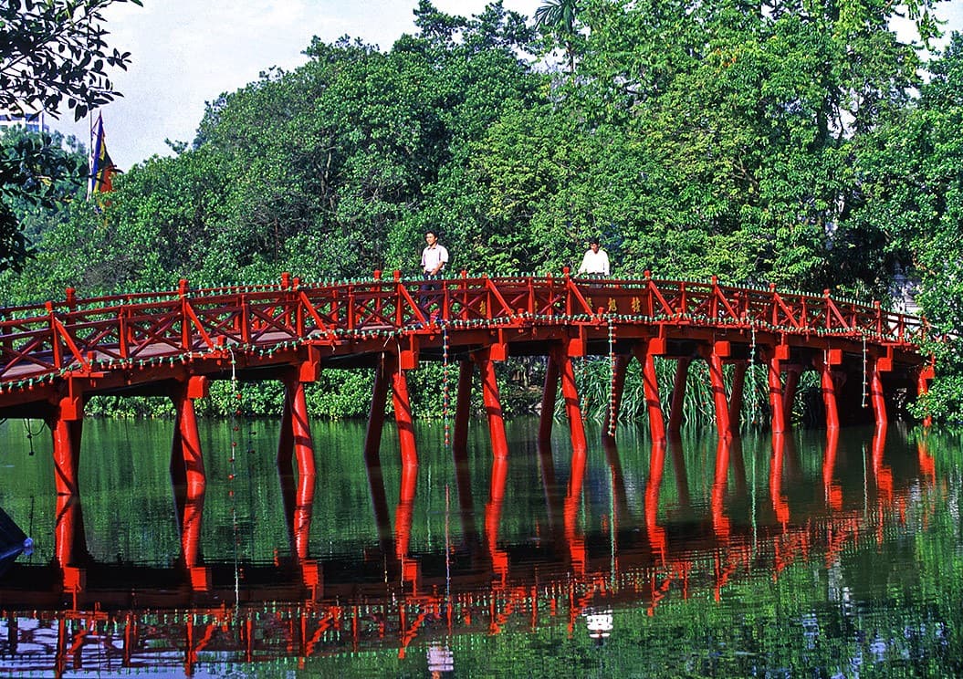 hoan-kiem-lake-bridge-hanoi