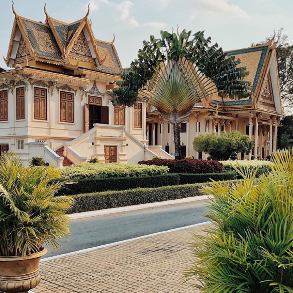outside-royal-palace-phnom-penh