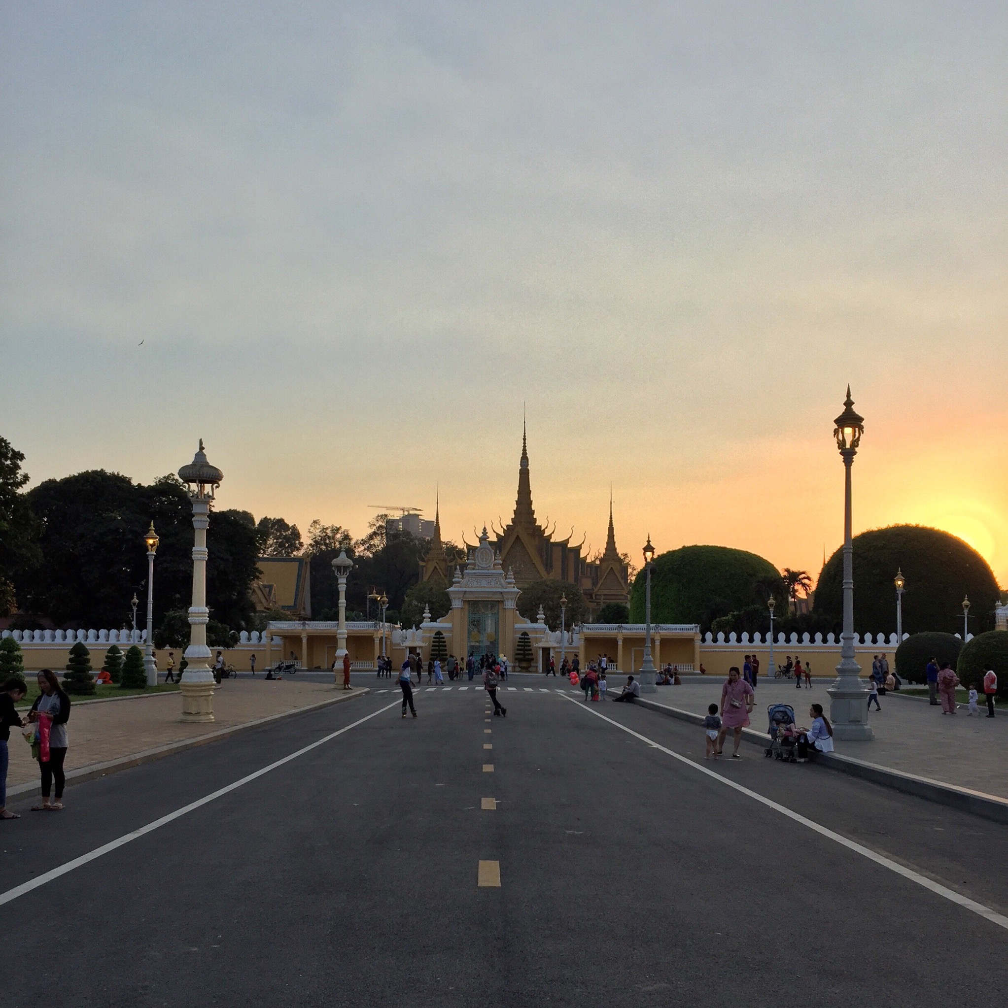 royal-palace-sunset-phnom-penh