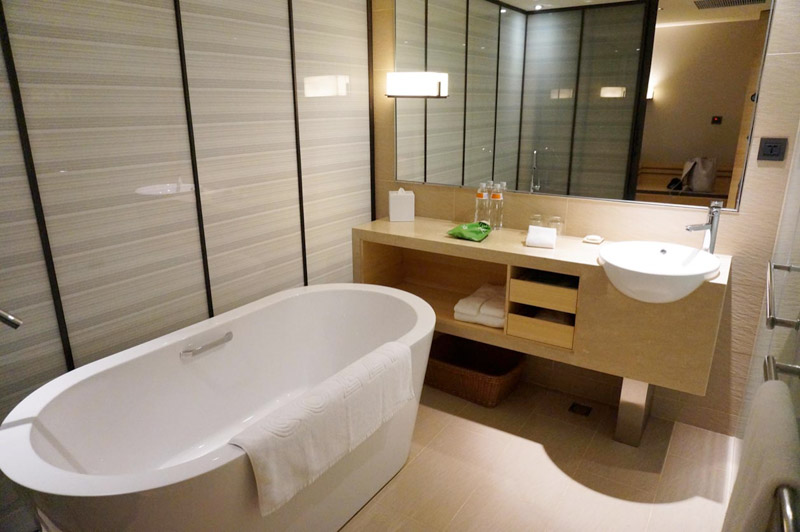 Cozzi Hotel bathtub