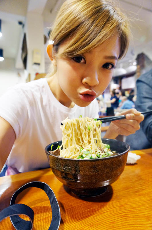 Blogger Bobo eating beef noodles in Tainan