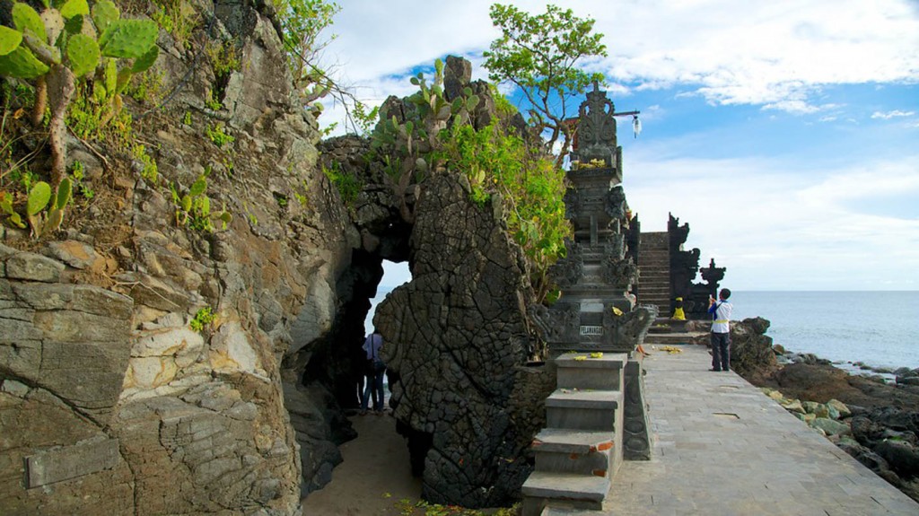 Batu Bolong Temple in Lombok - Romantic Places