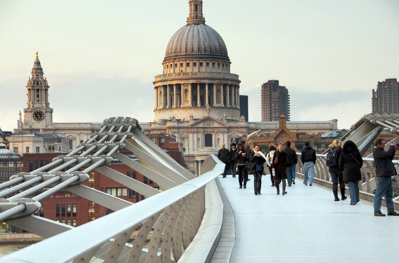 St. Paul's Cathedral & millenium bridge - London Movie Locations