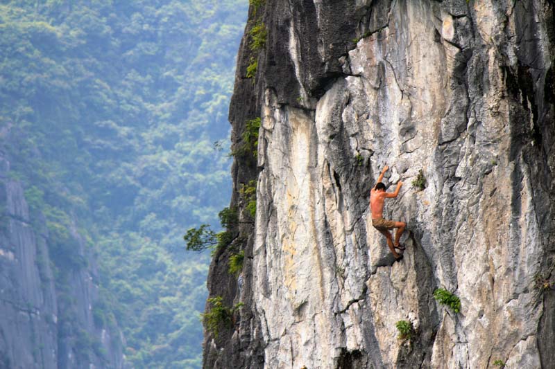 halong-bay-rock-climbing