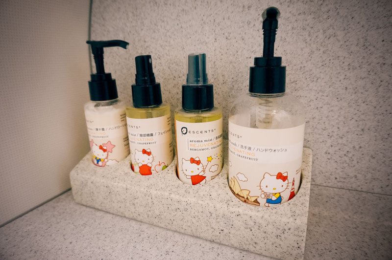 hello-kitty-toiletries-flight