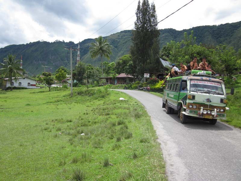 lake-toba-bus