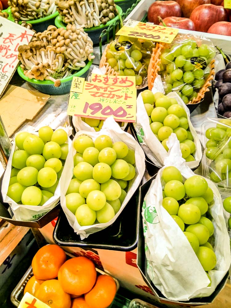omicho-market-fruits