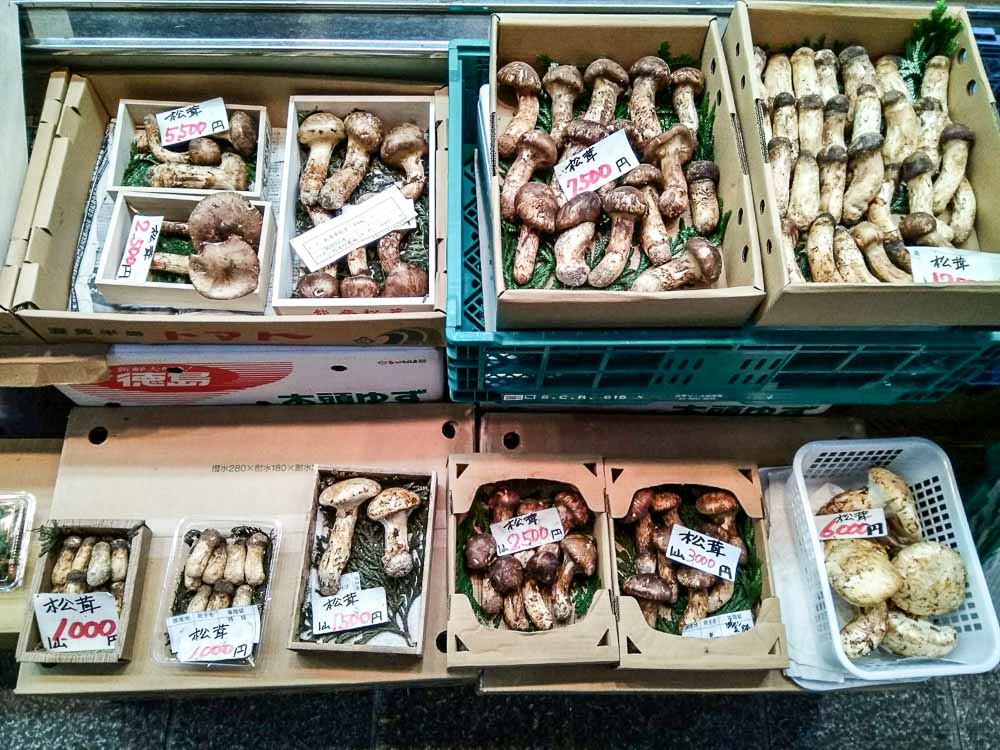 omicho-market-mushrooms