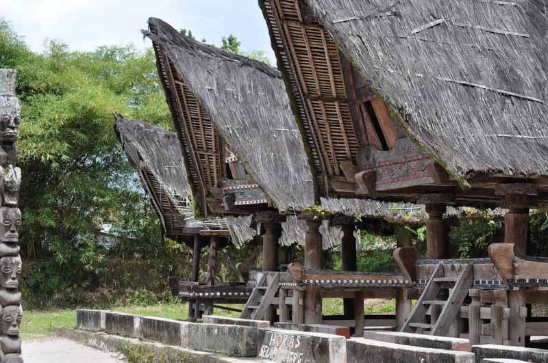 traditional-houses-lake-toba