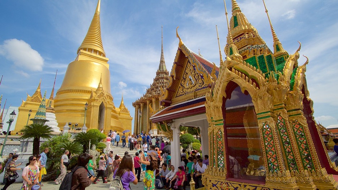 tourists visiting what phra kaew temple bangkok